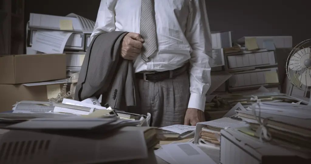 COMMEET-Overwhelmed office worker paperwork (被文件淹沒的辦公室職員)